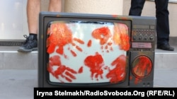 Кривавий телевізор - як символ російської пропаганди на українському телебаченні, акція під Держкіно. Київ. 9 вересня 2014 року