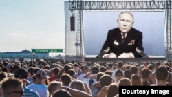 Vladimir Putin, purtând distincțiile lui Leonid Brejnev, ține un discurs un fața poporului. Colaj 