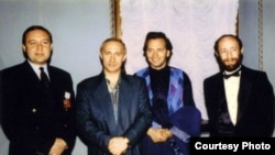 Владимир Путин и Владимир Киселев (в центре), начало 90-х