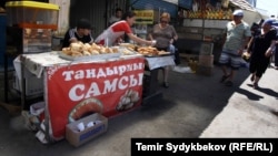 Бишкекчане часто жалуются на антисанитарию на Ошском рынке.