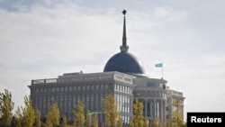 Вид на здание резиденции президента Казахстана в Астане.