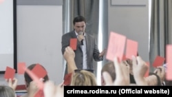 Константин Книрик оглавява и кримското крило на руската партия "Родина". Тук Книрик е сниман на партийно събрание в Симферопол, 3 юли 2019 г.