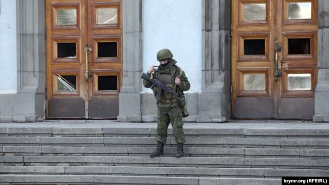 Российский военный у входа в здание крымского Совмина Российский военный у входа в здание крымского Совмина