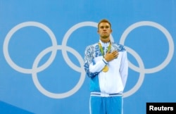 Қазақстандық спортшы Дмитрий Баландин Рио олимпиадасында жүзуден алтын медаль алған сәт. 10 тамыз, 2016 жыл.