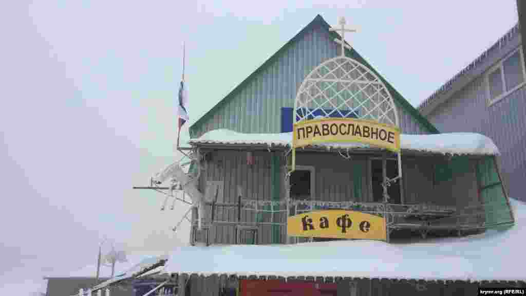 Підприємці з селища Охотніче все ж таки намагаються заробити «копійку» і боряться за кожного клієнта. Але за день сюди добираються тільки близько 10 осіб