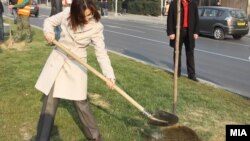 Министерката за внатрешни работи Гордана Јанкулоска засади дрвце во Скопје.