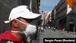 Čovek sa zaštitnom maskom na praznim ulicama Madrida