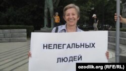 Elena Ryabinina - human rights activist from Moscow, picket against camps for migrants in August 2013
