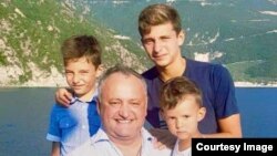 Igor Dodon fotografiat cu familia la Athos în 2017
