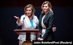Nancy Pelosi, az amerikai képviselőház elnöke (balra) és Olena Zelenszka ukrán first lady részt vesz egy találkozón a kongresszus tagjaival a washingtoni Capitol Hillen július 20-án