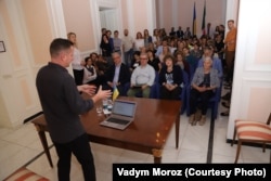 Сергій Жадан під час зустрічі з читачами у Римі в посольстві України в Італії, 13 травня 2018 року