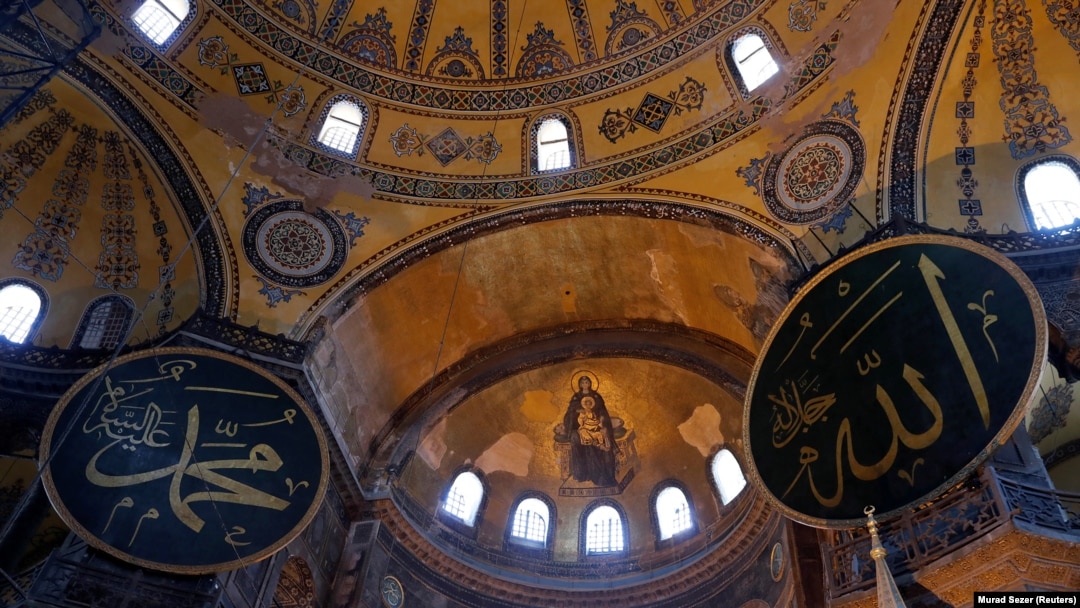Biserica Sfânta Sofia, ridicată de împăratul Justinian (483-565), la Constantinopol, expresia creștinismului biruitor în Imperiul Roman - capitala sa fusese mutată în 330, de la Roma în Bizanț. Aici, în 1054, doi ierarhi s-au excomunicat reciproc pecetluind împărțirea Europei. 