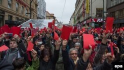 Наразылық акциясына қатысушылар президент Милош Земанға тыйым салуды білдіретін қызыл карточка көрсетіп тұр. Прага, 17 қараша 2014 жыл.