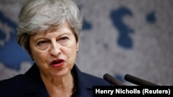 Бывший премьер-министр Великобритании Тереза Мэй сейчас жестко критикует нынешнего главу правительства Бориса Джонсона