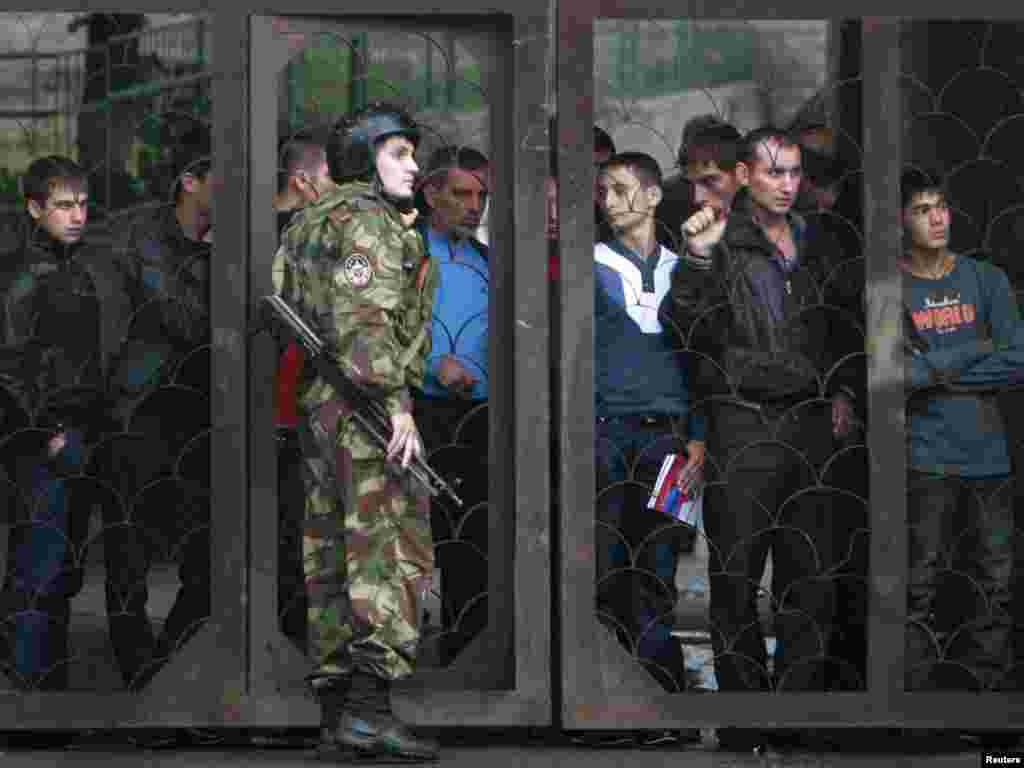 Люди за оцеплением к центрального рынка Владикавказа, 9 сентября 2010