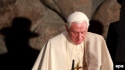 پاپ در هنگام سخنرانی در «یاد واشم»