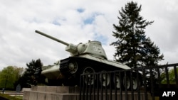 Берлиндегі соғыс мемориалының алдында тұрған совет танкісі. Германия, 15 сәуір 2014 жыл. 