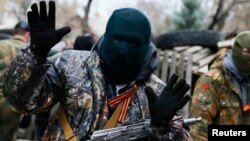 Вооруженный человек в Луганске 
