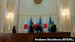 Премьер-министр Японии Синдзо Абэ (слева) и президент Казахстана Нурсултан Назарбаев после подписания соглашений. Астана, 27 октября 2015 года.