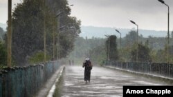 В конце 90-х, когда движение через мост на реке Ингури практически было парализовано, налаживать какие-либо контакты с людьми, проживающими в Абхазии, было крайне сложно