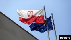 Флаги Польши и Евросоюза