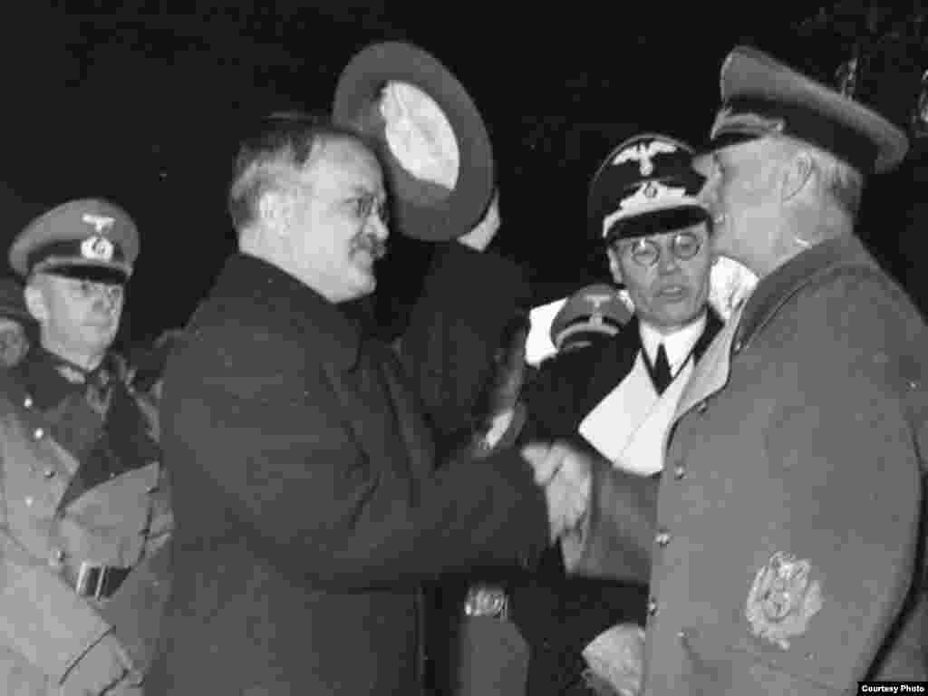 მოლოტოვი (მარცხნივ) ბერლინში. 1940 წლის 14 ნოემბერი. თავდაუსხმელობის პაქტი ძალაში დარჩა 1941 წლის 22 ივნისამდე, როდესაც გერმანია თავს დაესხა საბჭოთა კავშირს.&nbsp;