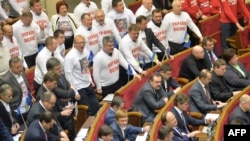 Deputaţii opoziţiei de la Kiev scandând „Ruşine”, după votul din Rada supremă