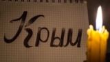 Надпись «Крым» и горящая свеча. Иллюстративное фото 