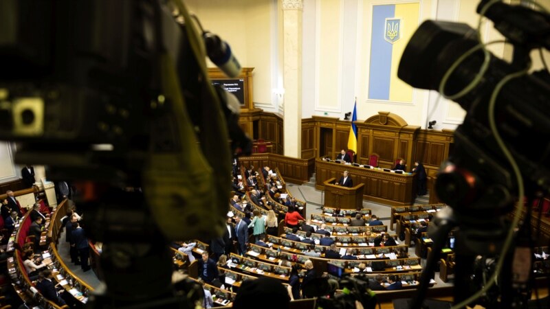 Украина: депутат парламенттеги мушташтан соң ооруканага түштү