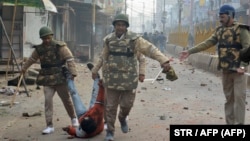 برخورد پلیس هند با معترضان علیه محدود شدن حق شهروندی مسلمانان آن کشور