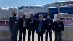 Ministrica Bisera Turković (u sredini) prilikom preuzimanja pomoći