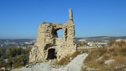 Руїни надбрамної вежі стародавньої фортеці Каламіта в Інкермані
