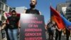 Участник марша с плакатом "Я потомок пережившего геноцид армян" 