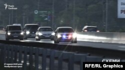 Коли 17 червня зафіксували кортеж Зеленського, перша машина знову використовувала проблискові маячки