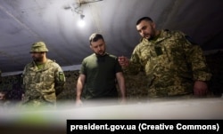 Президент України Володимир Зеленський (другий справа) відвідав передові позиції українських військових під час поїздки до Запорізької області. 5 червня 2022 року