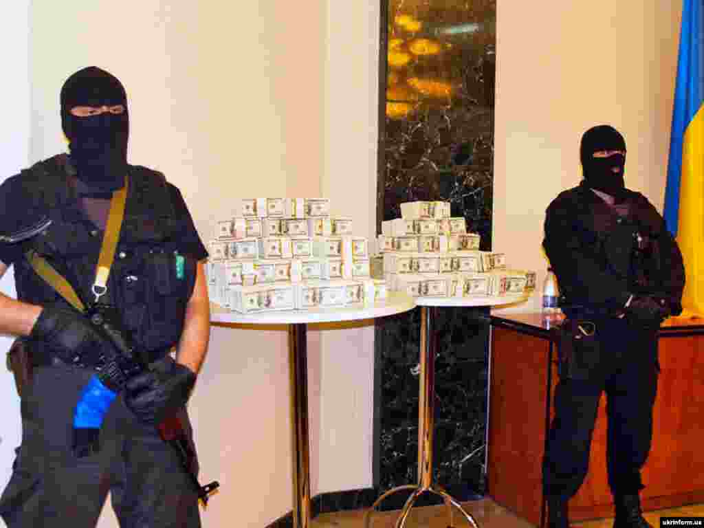 A record-high bribe in Ukraine. - Special unit officers of Ukraine's Interior Ministry guard a $5.2 million bribe displayed for the media at a press conference by Interior Minister Yuriy Lutsenko, Simferopol, 13 June 2008