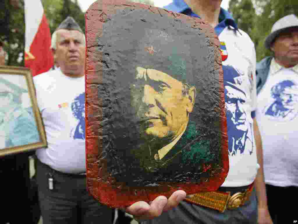 Люди відзначають 31-у річницю смерті югославського диктатори Йосипа Броза Тіто, Белград, Сербія, 4 травня. Photo by Darko Vojinovic for AP