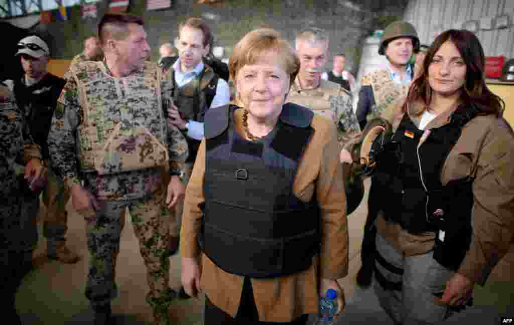Almaniya kansleri Angela Merkel Əfqanıstanda almanlara məxsus hərbi bazanı ziyarət edərkən