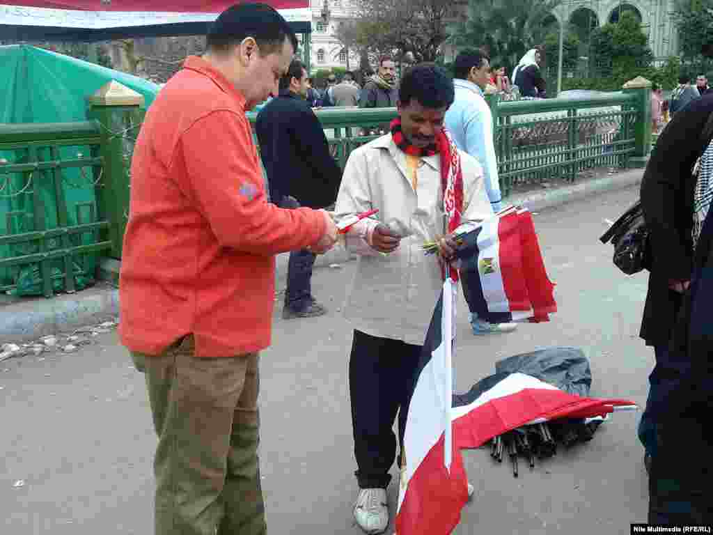 With the decline in tourists, enterprising salesmen have turned to selling national flags to protesters in and around Tahrir Square. (All photos by Ahmed Ragab from Radio Free Iraq.) 