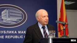 Посредникот во спорот за името меѓу Македонија и Грција Метју Нимиц