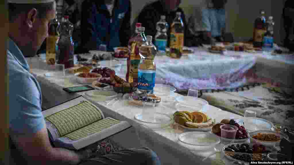 У селищі Строгонівка на одному з останніх іфтарів наприкінці священного для мусульман місяця Рамазан кримчани провели дуа в будинку політв&#39;язня Теймура Абдуллаєва, 23 червня 2017 року