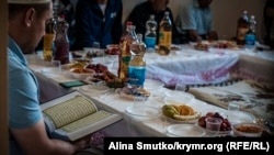 Семья политзаключенного Абдуллаева пригласила крымчан на ифтар (Фотогалерея)
