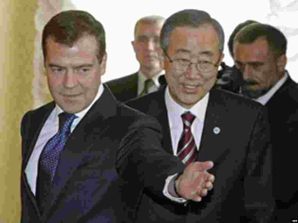 Маскав, Русия. Нӯҳуми апрели 2008 - Президенти интихобшудаи Русия Дмитрий Медведев садри Созмони Милал Бан ги-Мунро ба Кремл марҳабо мегӯяд.