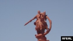 Манастын Баткендеги эстелиги 