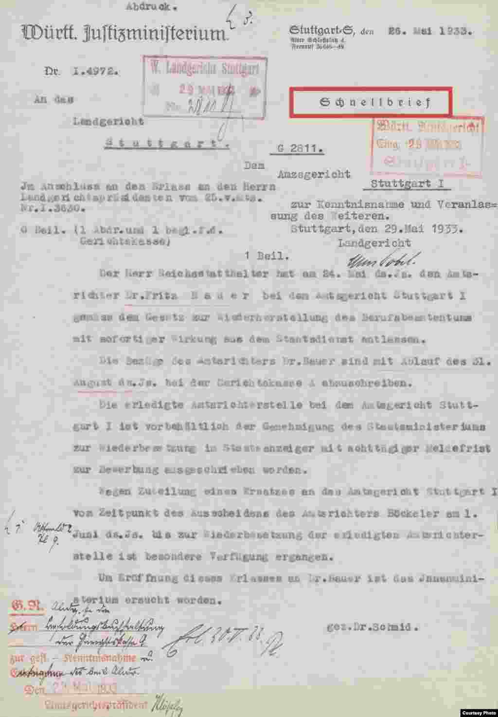 Notificarea demiterii lui Fritz Bauer de către regimul nazist, în 1933, din postul de judecător la Stuttgart.