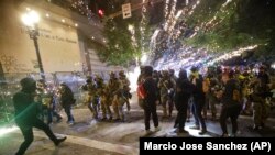 Portland: trupe federale se confruntă cu demonstranți violenți în timpul protestelor de sâmbătă, 24 iulie 2020.