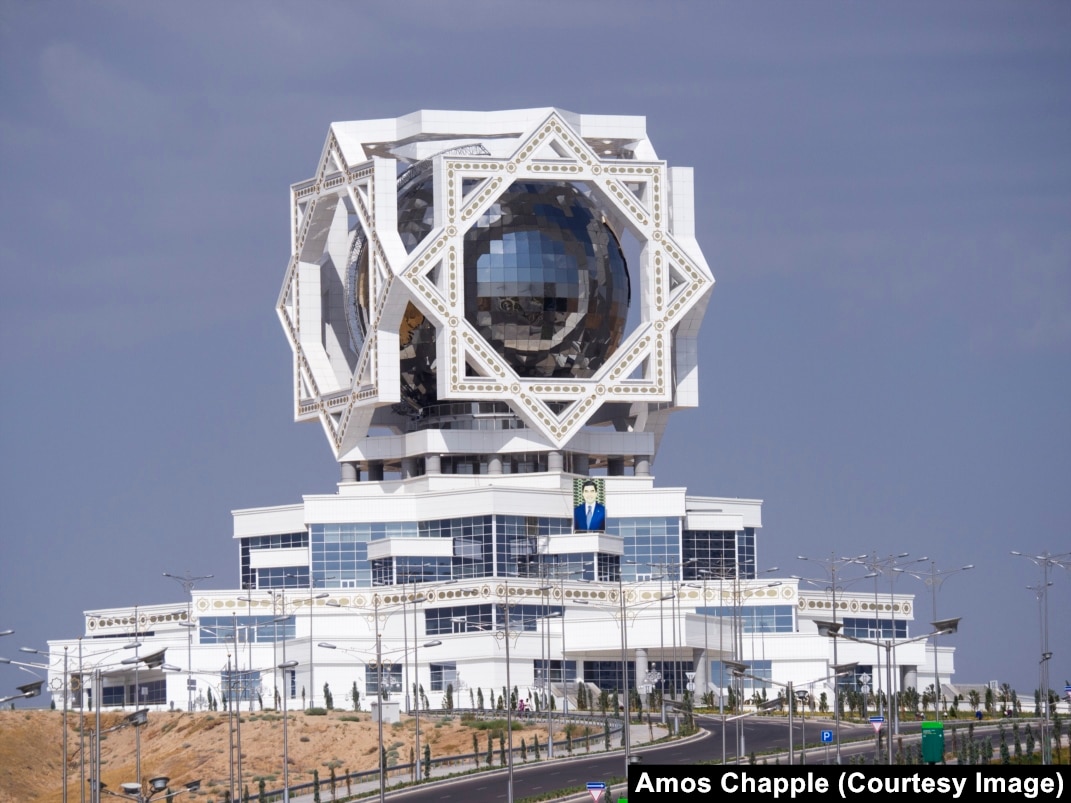 Олар жезөкшені мазақ етеді