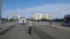 Сотрудник полиции на площади в городе Атырау