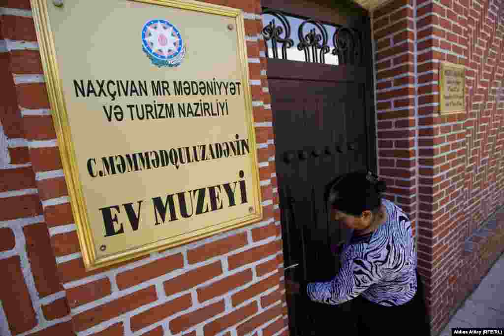 Bu ev muzeyi Naxçıvan şəhərində İdris Məmmədov küçəsində yerləşir. Bu ərazi "Şahab məhləsi" və "Qurdlar məhləsi" kimi də tanınır.
