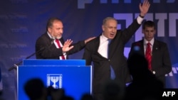 بنیامین نتانیاهو (راست) در کنار آویگدور لیبرمن